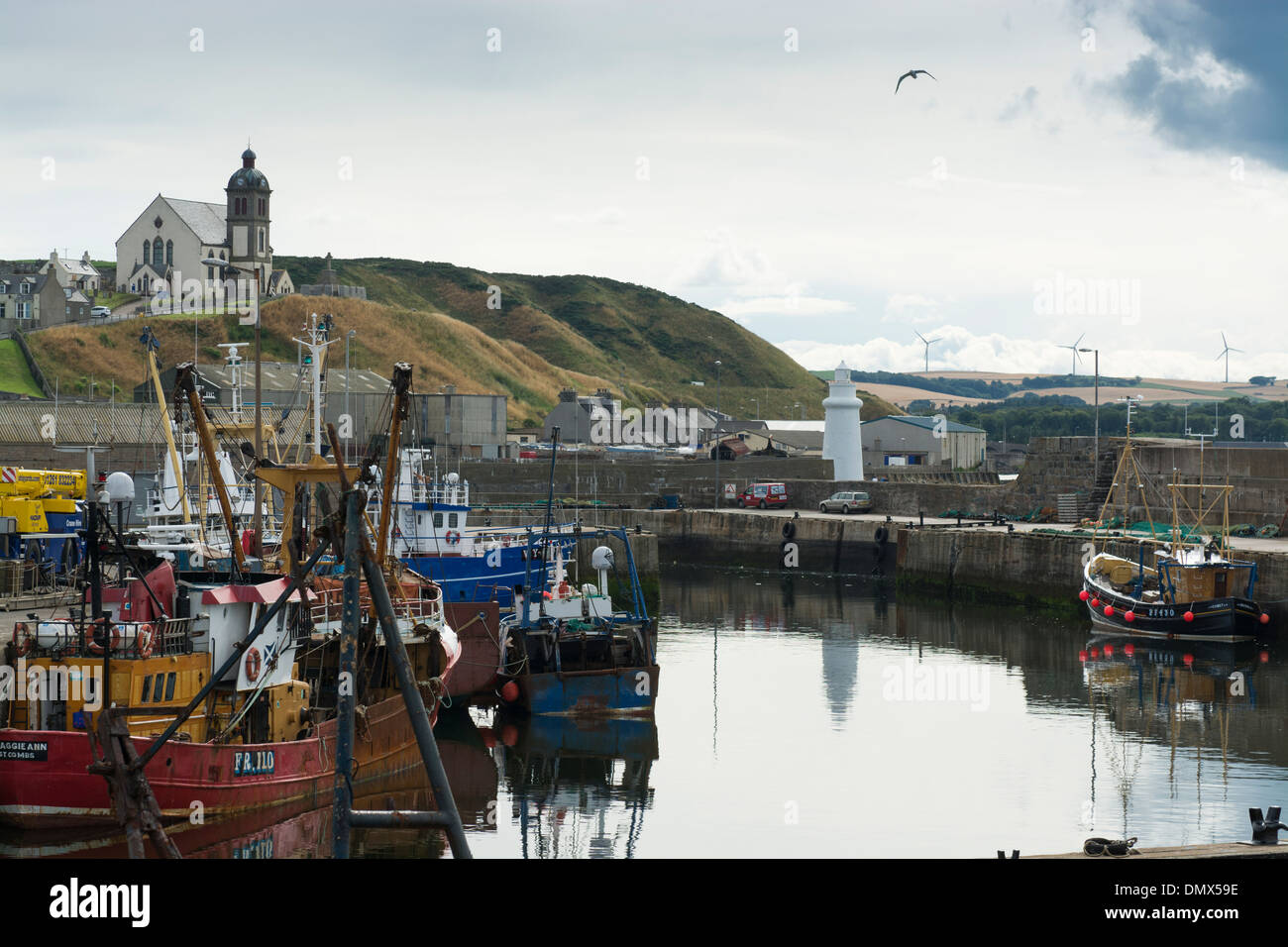 Leuchtturm trawler mur du port macduff moray Banque D'Images