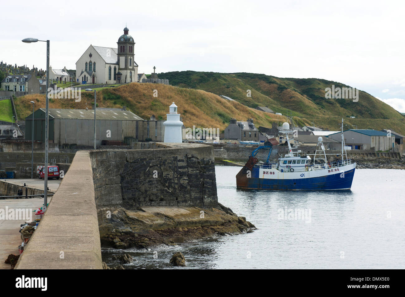 Leuchtturm trawler mur du port macduff moray Banque D'Images