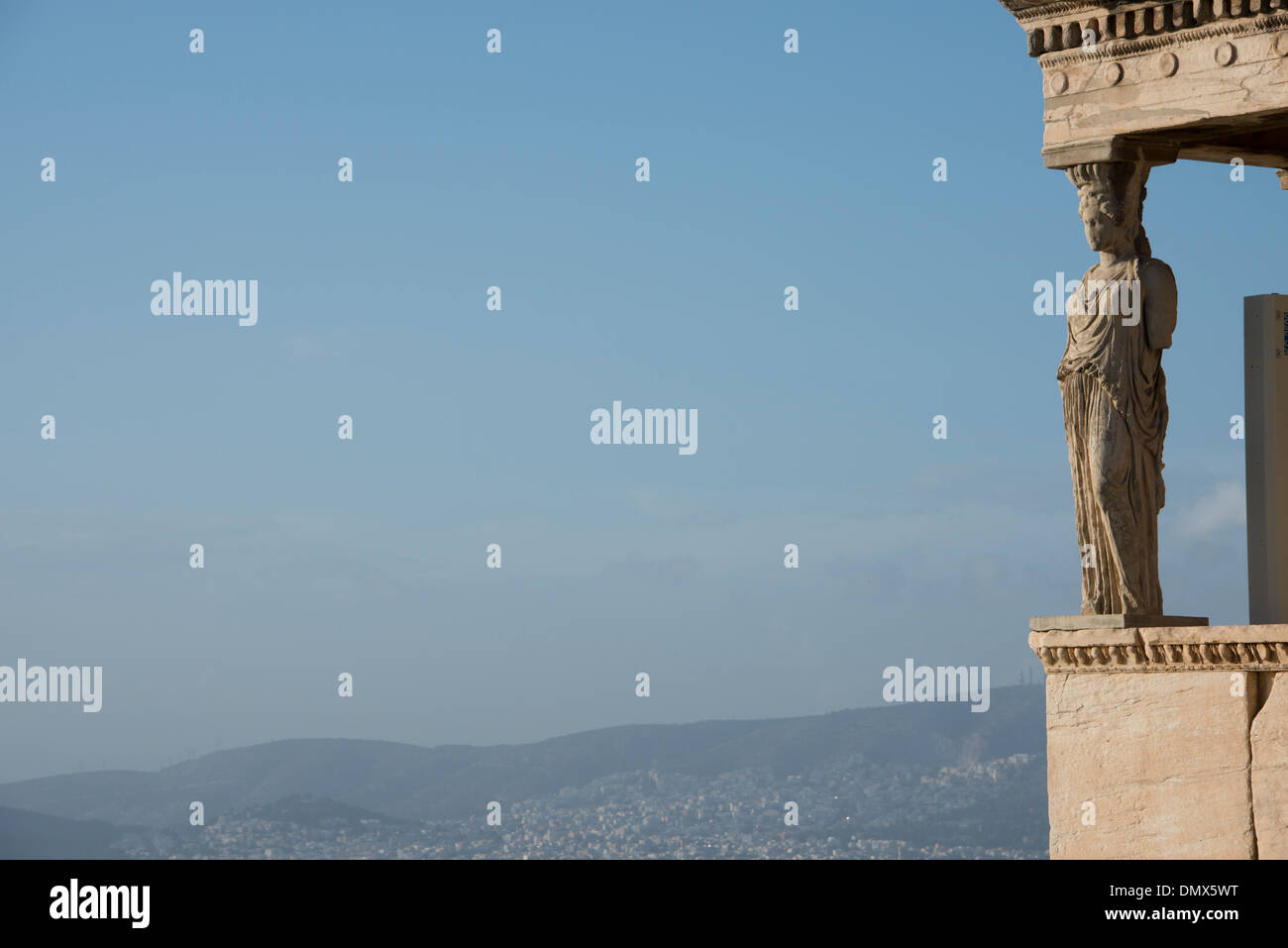 Grèce, Athènes, acropole. Erectheum, portique de cariatides. Détail des colonnes de jeune fille. Banque D'Images