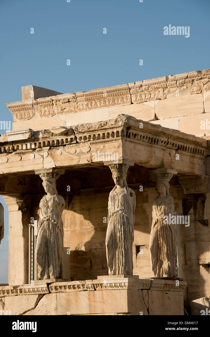 Grèce, Athènes, acropole. Erectheum, portique de cariatides. Détail des colonnes de jeune fille. Banque D'Images