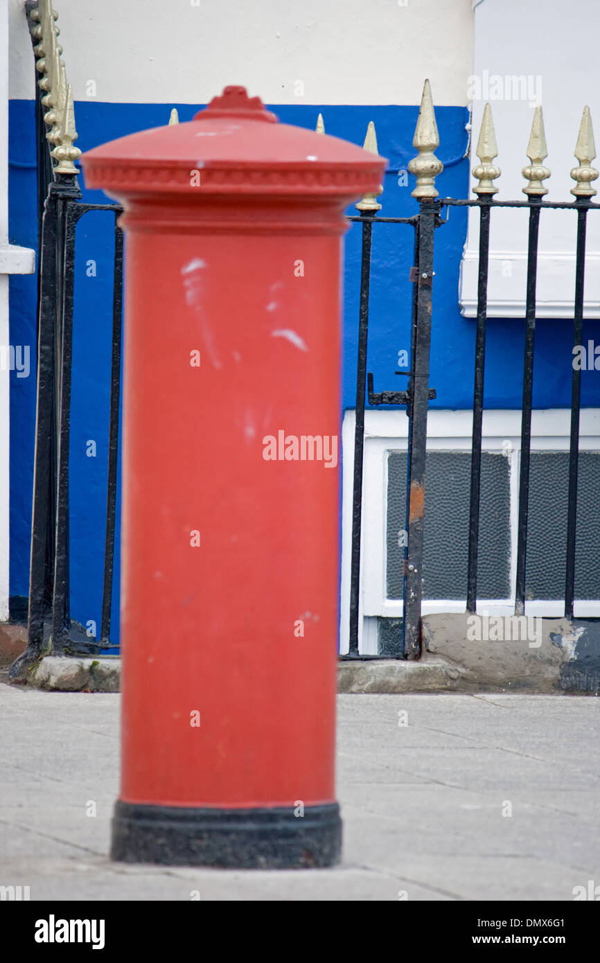 Post box rouge et bleu. Banque D'Images