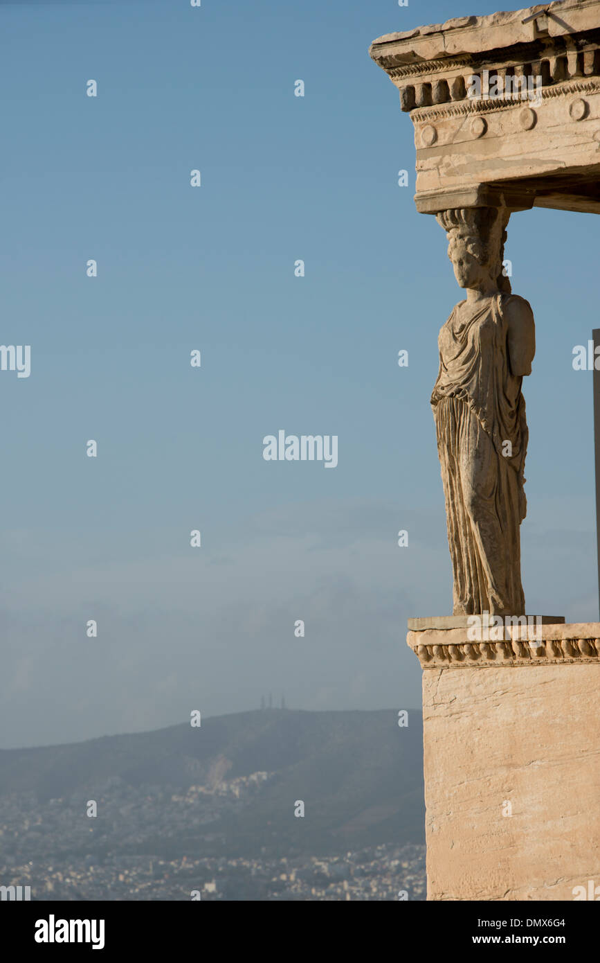 Grèce, Athènes, acropole. Erectheum, portique de cariatides. Détail des colonnes de jeune fille. Banque D'Images