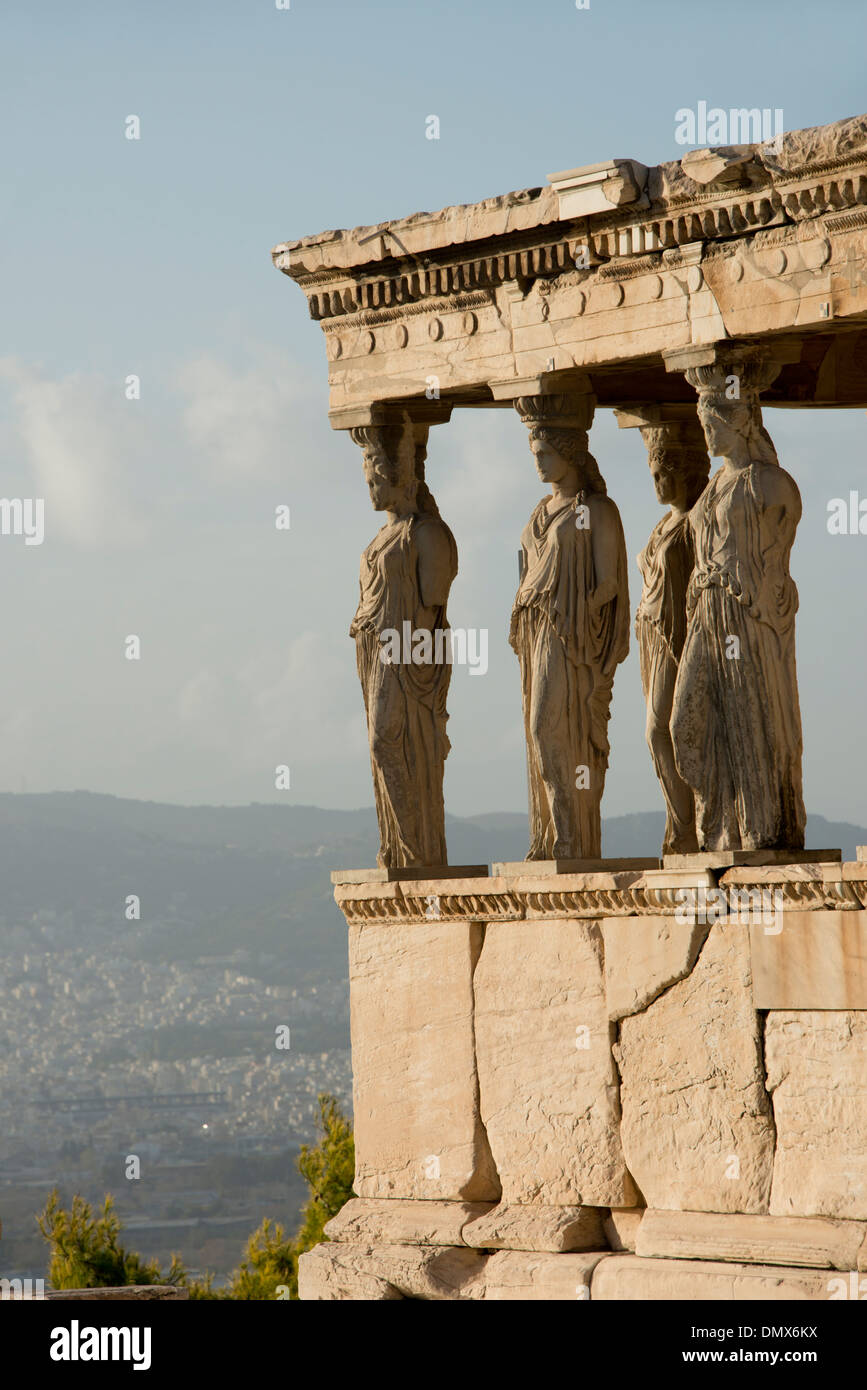 Grèce, Athènes, acropole. Erectheum, portique de cariatides. Détail des colonnes de jeune fille. Banque D'Images