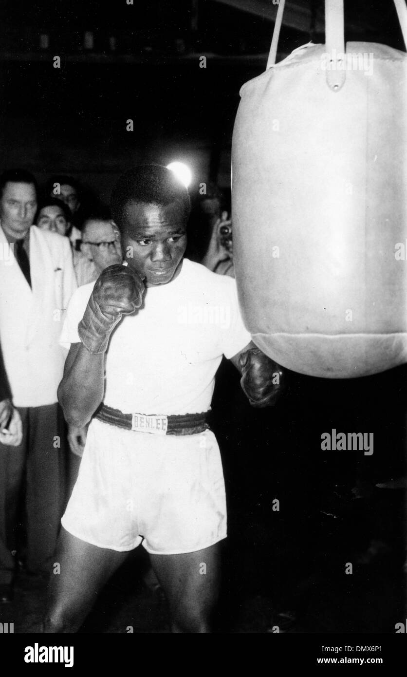 18 juin 1957 - Paris, France - Boxer HOGAN 'KID' BASSEY pratiques avec le sac de boxe à la salle de sport. (Crédit Image : © Keystone Photos USA/ZUMAPRESS.com) Banque D'Images