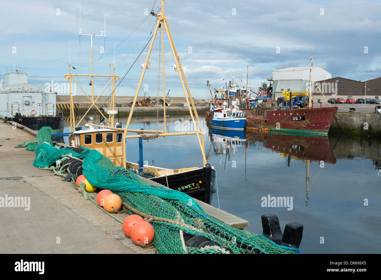 Les flotteurs des filets des bateaux commerciaux harbour macduff Banque D'Images