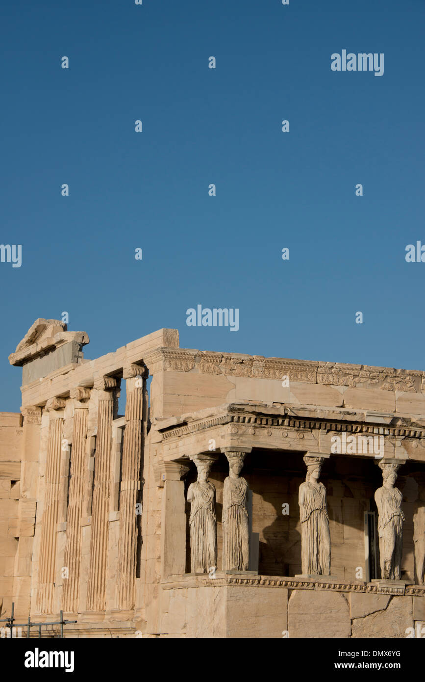 Grèce, Athènes, acropole. Erectheum, portique de cariatides. Détail des colonnes de jeune fille. Banque D'Images