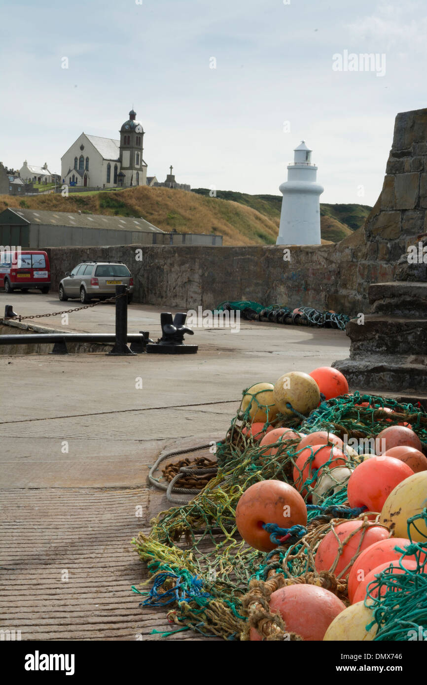 Les flotteurs des filets des bateaux commerciaux harbour macduff Banque D'Images