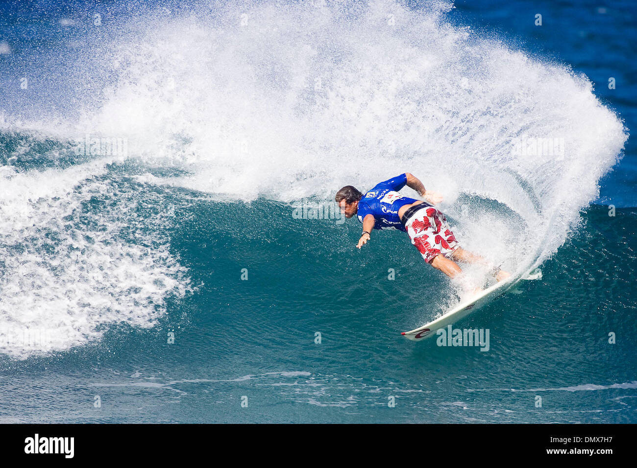 Dec 10, 2005 ; Oahu, Hawaii, USA ; Hawaiian Pancho Sullivan (photo), l'actuelle Van's Triple Crown de surf évaluations leader et autre dans le 2006 Foster's Mens ASP World Tour, va continuer son assaut pour remporter son premier Van's Triple Crown de surf titre quand l'action reprend à la Rip Curl Pro Pipeline masters cette semaine. Sullivan est la vague de sa vie les reflets verts Banque D'Images