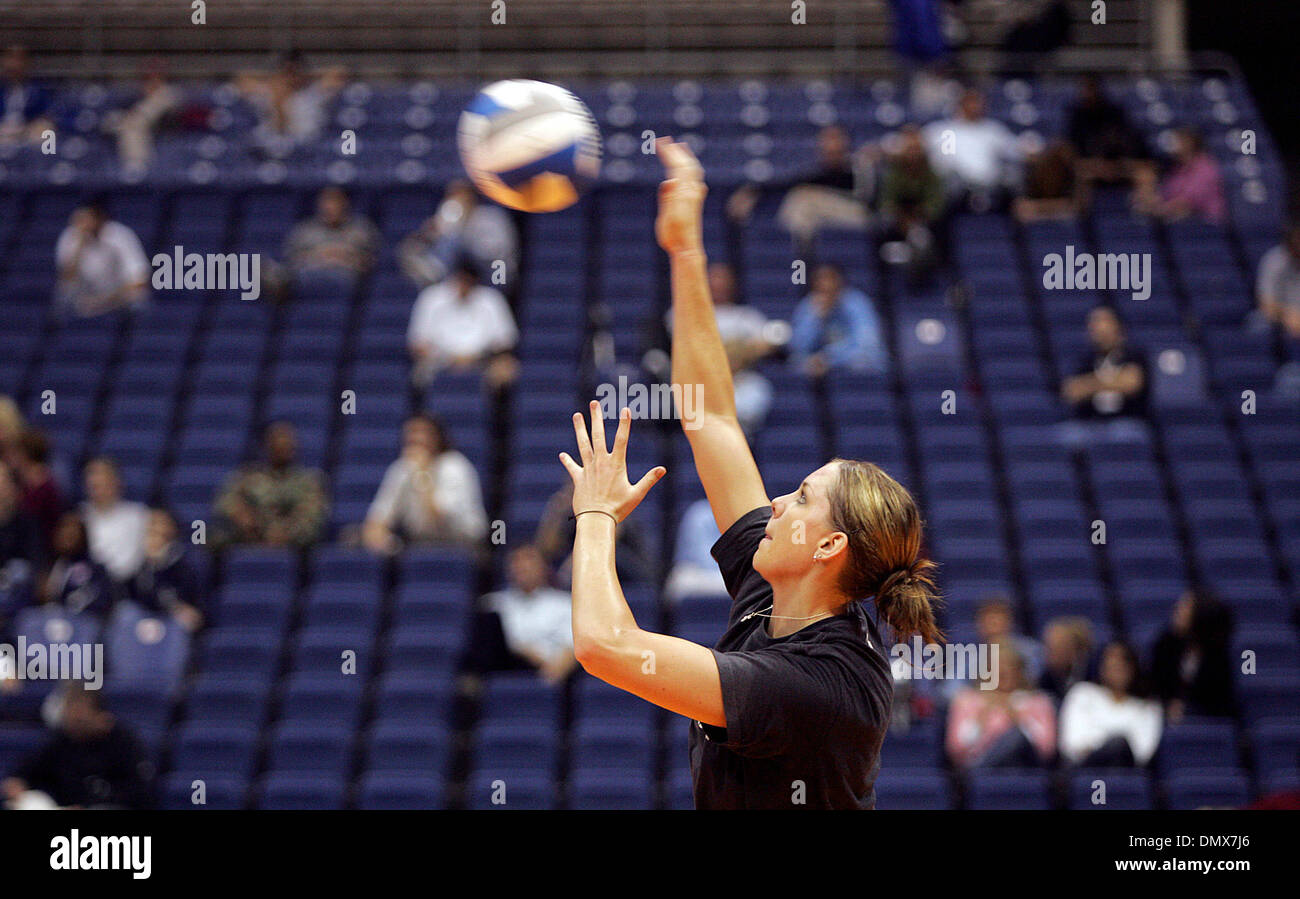 Déc 14, 2005 ; San Antonio, TX, USA ; Basket Volley-ball : Nebraska Cornhuskers' Christina Houghtelling travaille avec l'équipe le Mercredi, Décembre 14, 2005 avant de jouer dans la NCAA Final Four de Volleyball tournament à l'Alamodome. Crédit obligatoire : Photo par Kin Homme Hui/San Antonio Express-News/ZUMA Press. (©) Copyright 2005 par San Antonio Express-News Banque D'Images