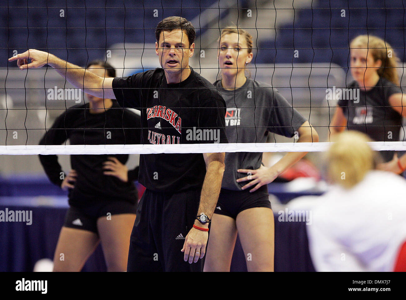 Déc 14, 2005 ; San Antonio, TX, USA ; Basket Volley-ball : l'entraîneur des Cornhuskers du Nebraska John Cook supervise la pratique avec l'équipe le Mercredi, Décembre 14, 2005 avant de jouer dans la NCAA Final Four de Volleyball tournament à l'Alamodome. Crédit obligatoire : Photo par Kin Homme Hui/San Antonio Express-News/ZUMA Press. (©) Copyright 2005 par San Antonio Express-News Banque D'Images