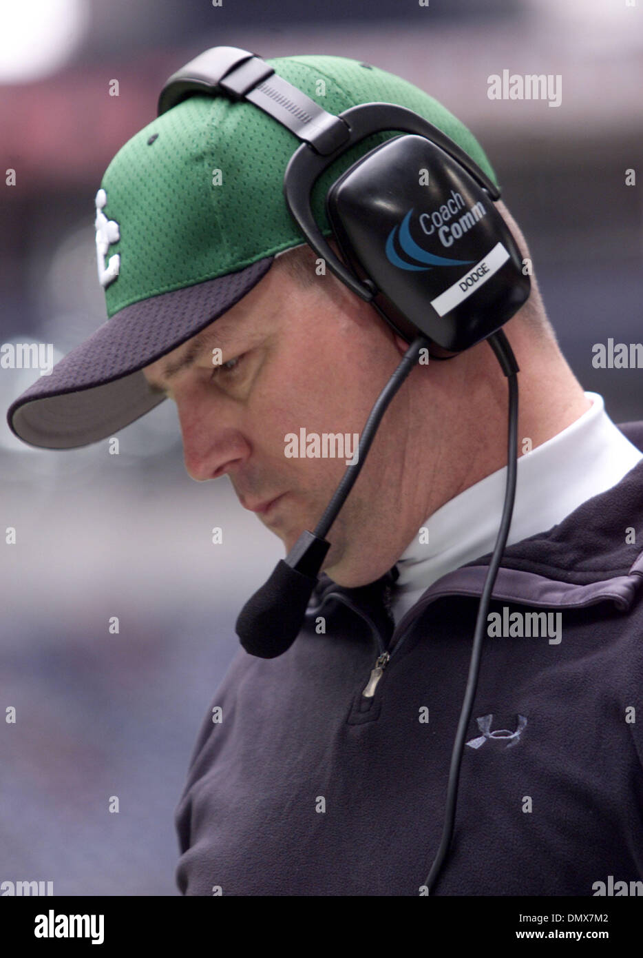 Dec 17, 2005, Irving, TX, USA ; l'entraîneur-chef Todd DODGE semble calme comme les dernières secondes cocher le réveil pendant Southlake, (Tex.) Carroll's 34-20 victoire sur Katy dans le Texas UIL Classe 5A Division II titre match au Stade du Texas. Crédit obligatoire : photo par Robert Hughes/ZUMA Press. (C) Copyright 2005 par Robert Hughes Banque D'Images