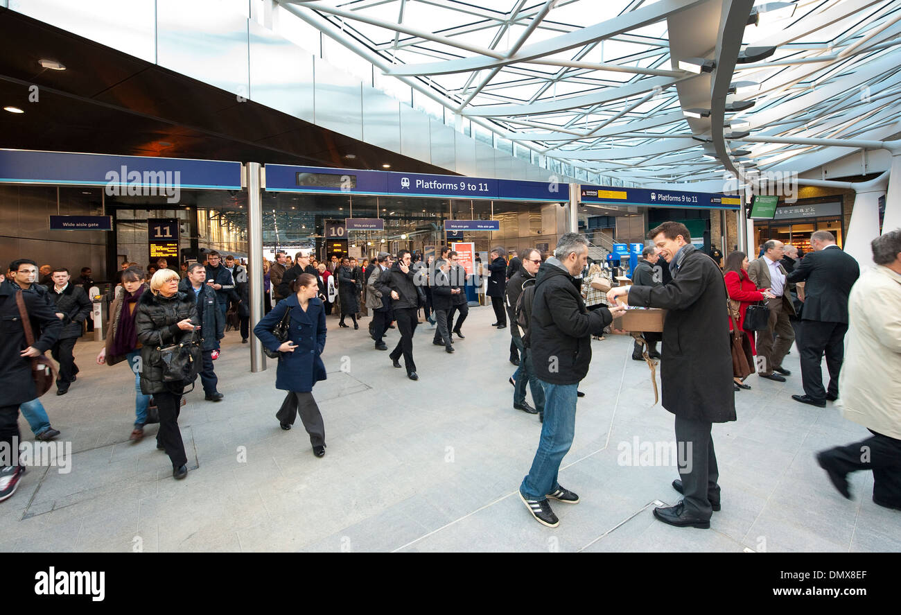 Les passagers arrivant à la gare de Kings Cross, Londres, Angleterre. Banque D'Images