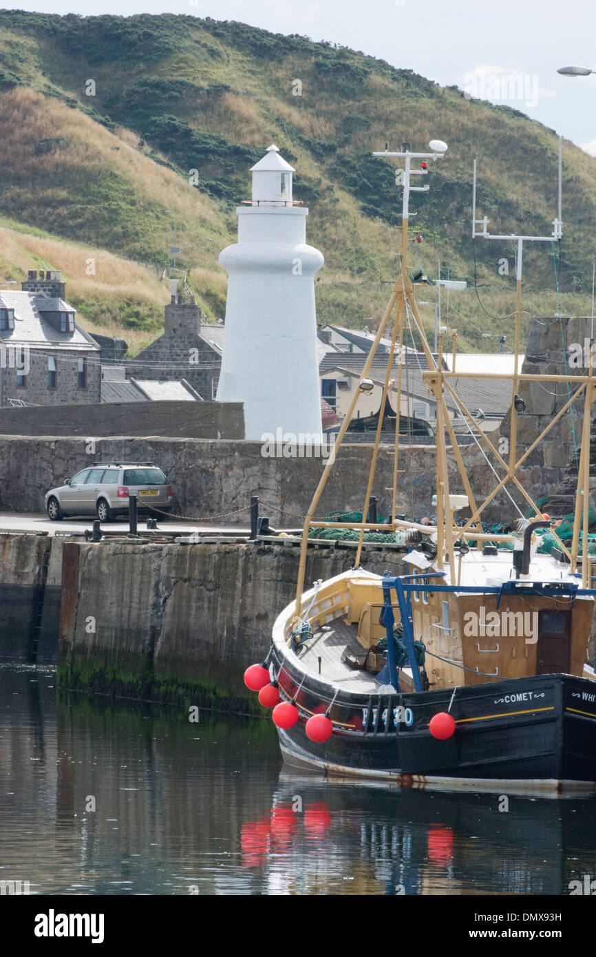 Bateau de pêche phare macduff harbour moray Banque D'Images