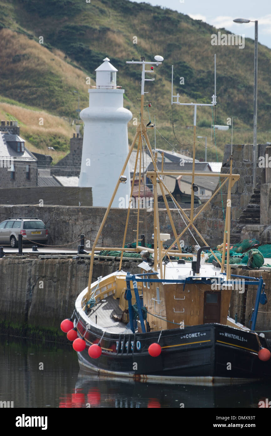 Bateau de pêche phare macduff harbour moray Banque D'Images