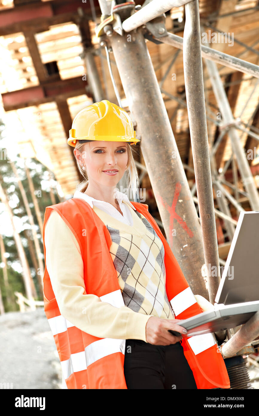 Une jeune femme au constructeur construction d'une nouvelle autoroute en Allemagne Banque D'Images