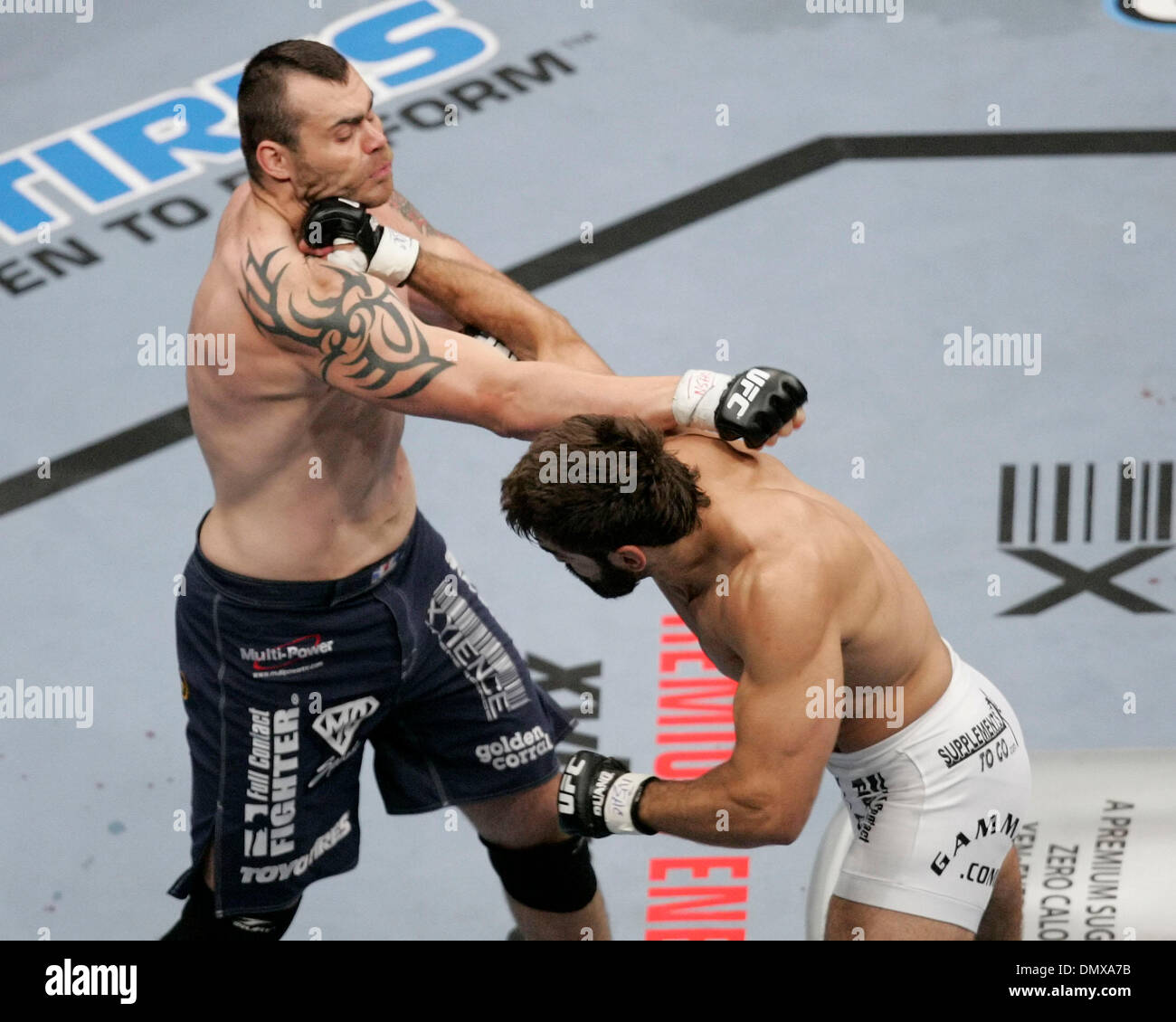 8 juillet 2006 : Andrei Arlovski et Tim Sylvia échange de coups. Sylvia remporte le combat par décision unanime lors de l'UFC 61 au Mandalay Bay Events Center à Las Vegas, Nevada***Vivre libre*(Image Crédit : © Max Simbron/Cal Sport Media) Banque D'Images