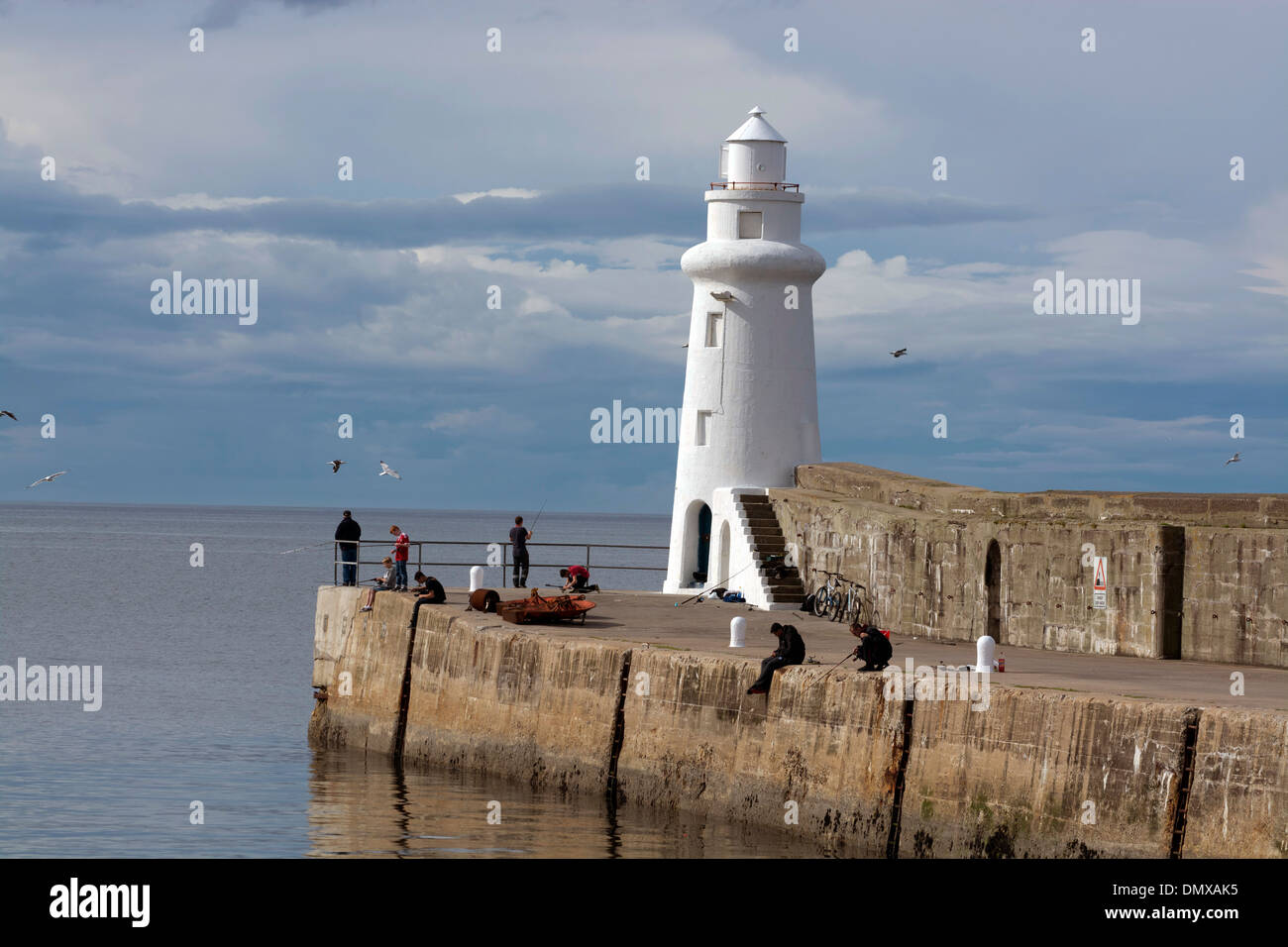 La pêche en mer phare macduff pier côte de Moray Banque D'Images