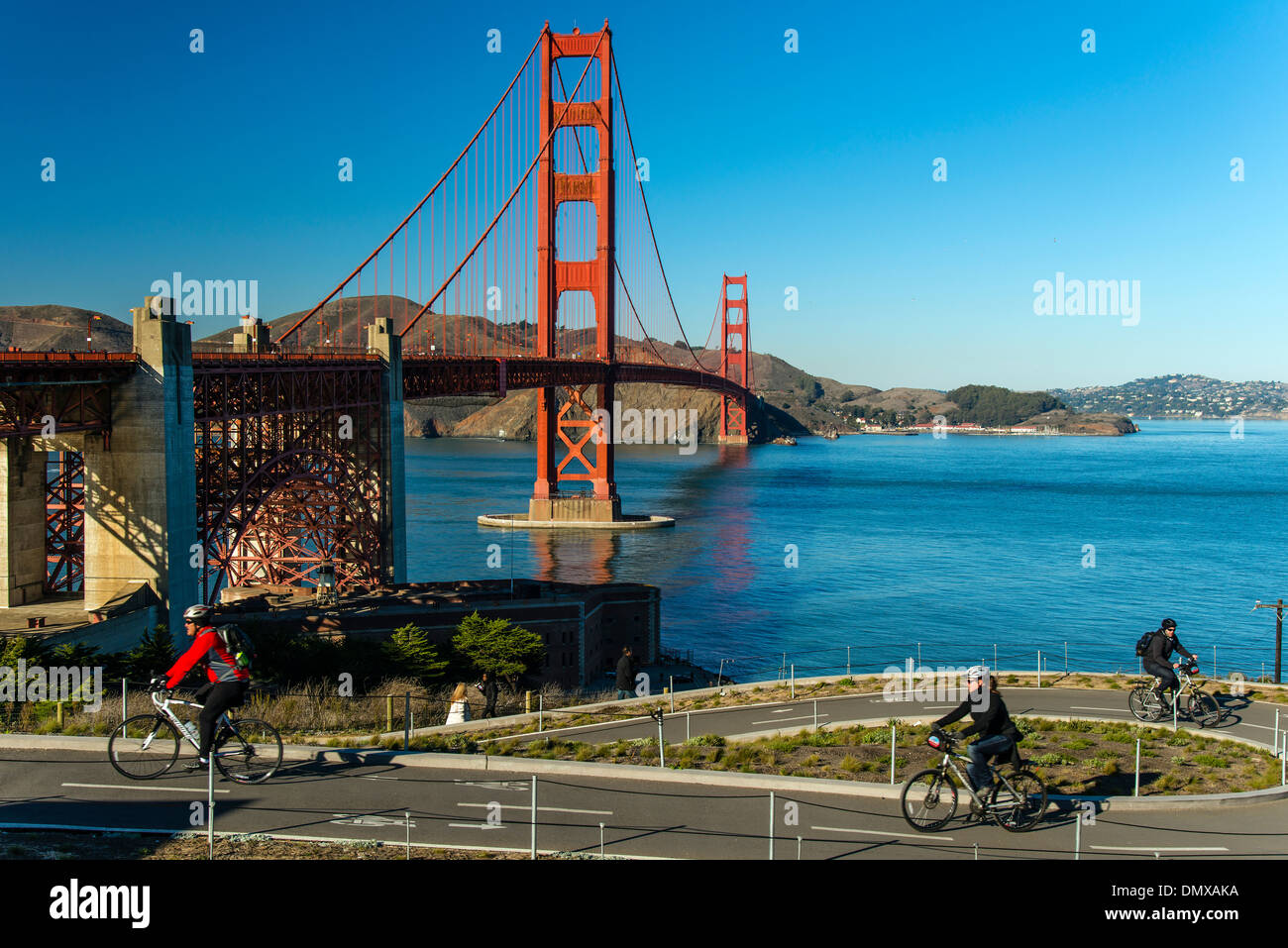 Les cyclistes sur une piste cyclable avec golden gate bridge derrière, San Francisco, California, USA Banque D'Images