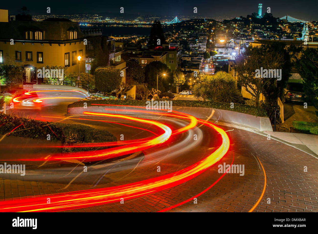Voiture floue light trails de nuit dans Lombard Street, San Francisco, California, USA Banque D'Images