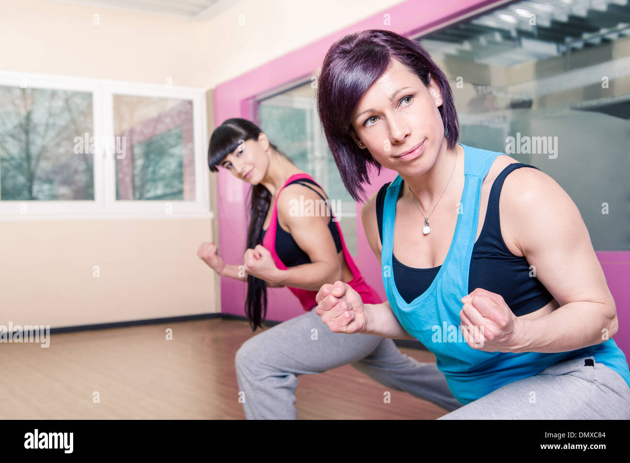 Les jeunes femmes dans le sport à un exercice aérobique robe Banque D'Images