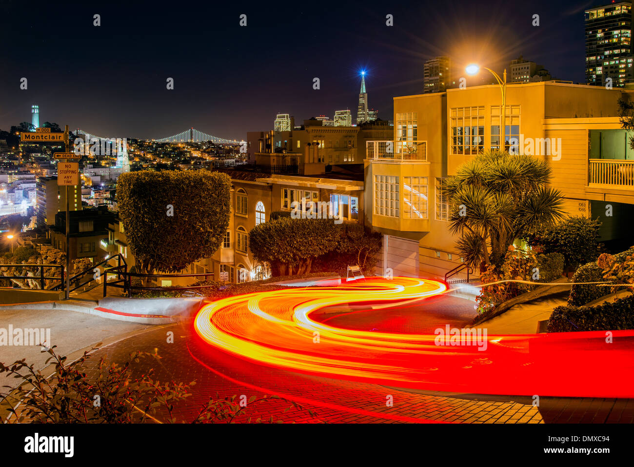 Voiture floue light trails de nuit dans Lombard Street, San Francisco, California, USA Banque D'Images