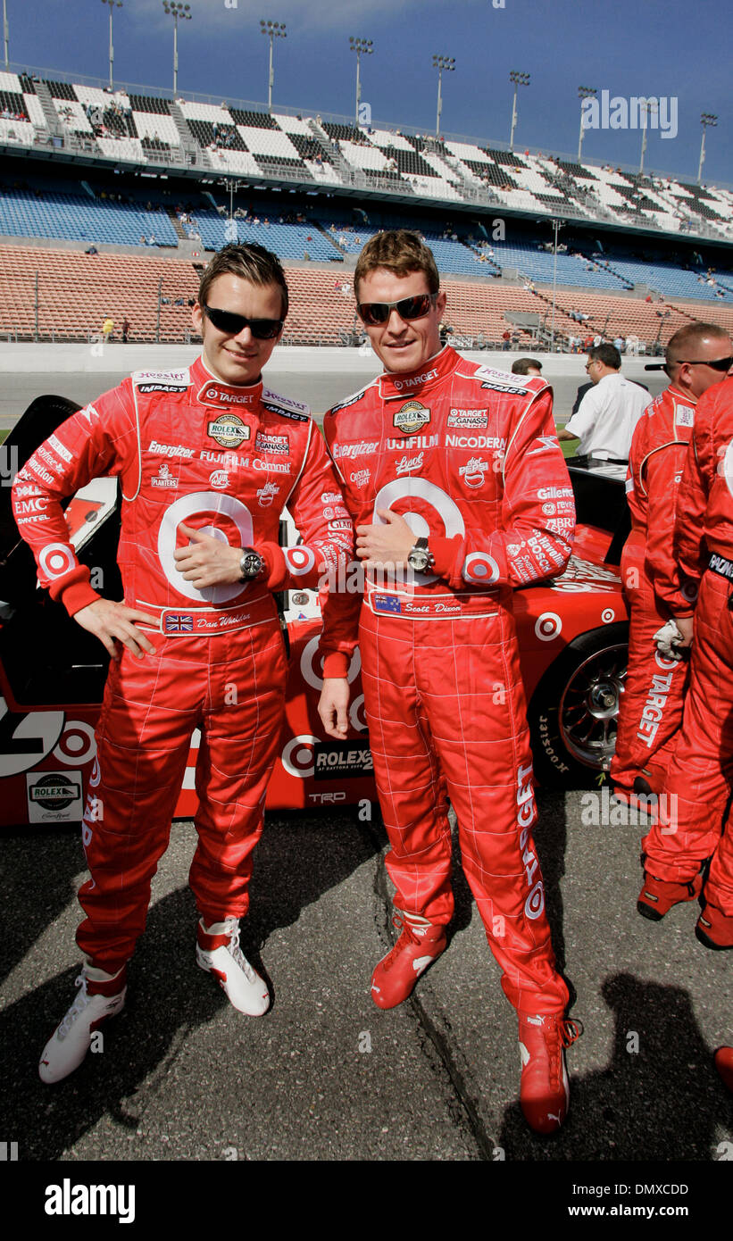 Jan 28, 2006 ; Daytona Beach, FL, USA ; conducteur de voiture de course Dan Wheldon de Emberton, Angleterre, Scott Dixon, de la Nouvelle-Zélande, et des membres de l'équipe au début de la Rolex 24 heures de Daytona International Speedway de Daytona, Floride le 28 janvier 2006. Wheldon a été le champion de la série IndyCar 2005 et partage des fonctions de conducteur Riley Lexus voiture cible avec Scott Dixon, de la Nouvelle-Zélande, une Banque D'Images