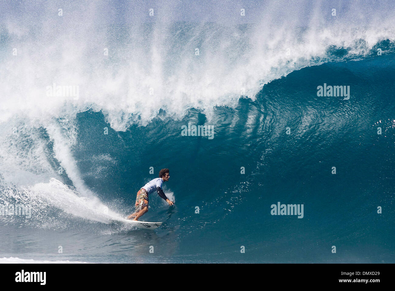 Feb 07, 2006 ; Pipeline, Oahu, Hawaii, USA ; et Californien Maître ROB MACHADO Pipeline (en photo) (Californie, Cardiff, 32 ans) a marqué un perfect ten point pour gagner la finale du Championnat Monster Energy Pro sur la côte nord d'Oahu aujourd'hui. Dans la finale Machado beat Hawaiiens Fred Pattachia (Oahu) et Ian Walsh (Maui) et péruvien Gabriel Villaran. Machado a empoché US$10 000,00 pour l'hi Banque D'Images