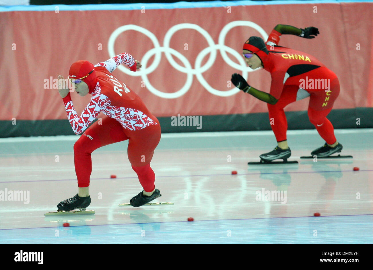 Feb 14, 2006 ; Turin, Italie, Torino 2006 Jeux Olympiques d'hiver de la Russie : Svetlana patiné à l'écart avec le 500 mètres en patinage de vitesse médaille d'mardi soir à l'Oval Lingotto à Turin. Dans cette photo : Svetlana Zhurova conduit la Russie Chine's Manli Wang qui sortent de la première tour dans la deuxième course de la soirée. Zhurova battre Wang et a remporté la médaille d'or, laissant la médaille d'argent pour Wang Banque D'Images