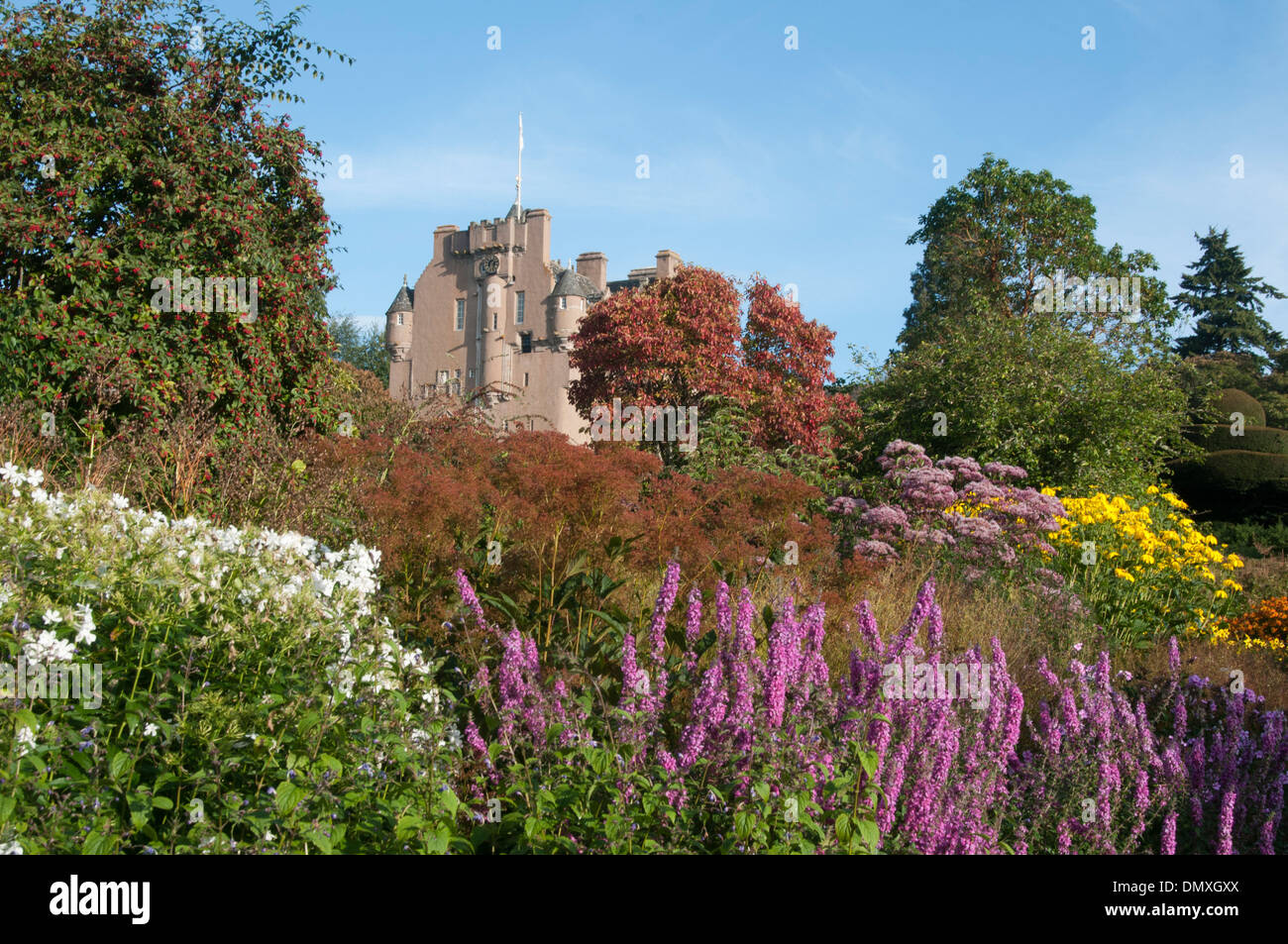 Le Château de Crathes banchory fleurs jardin NTS Banque D'Images