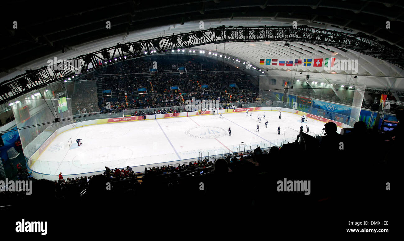 16 févr., 2006 ; Turin, Italie ; USA contre le Kazakhstan dans la compétition masculine de hockey durant les Jeux Olympiques d'hiver de 2006 à Turin. Crédit obligatoire : Photo de William Luther/San Antonio Express/ZUMA Press. (©) Copyright 2006 par San Antonio Express-News Banque D'Images