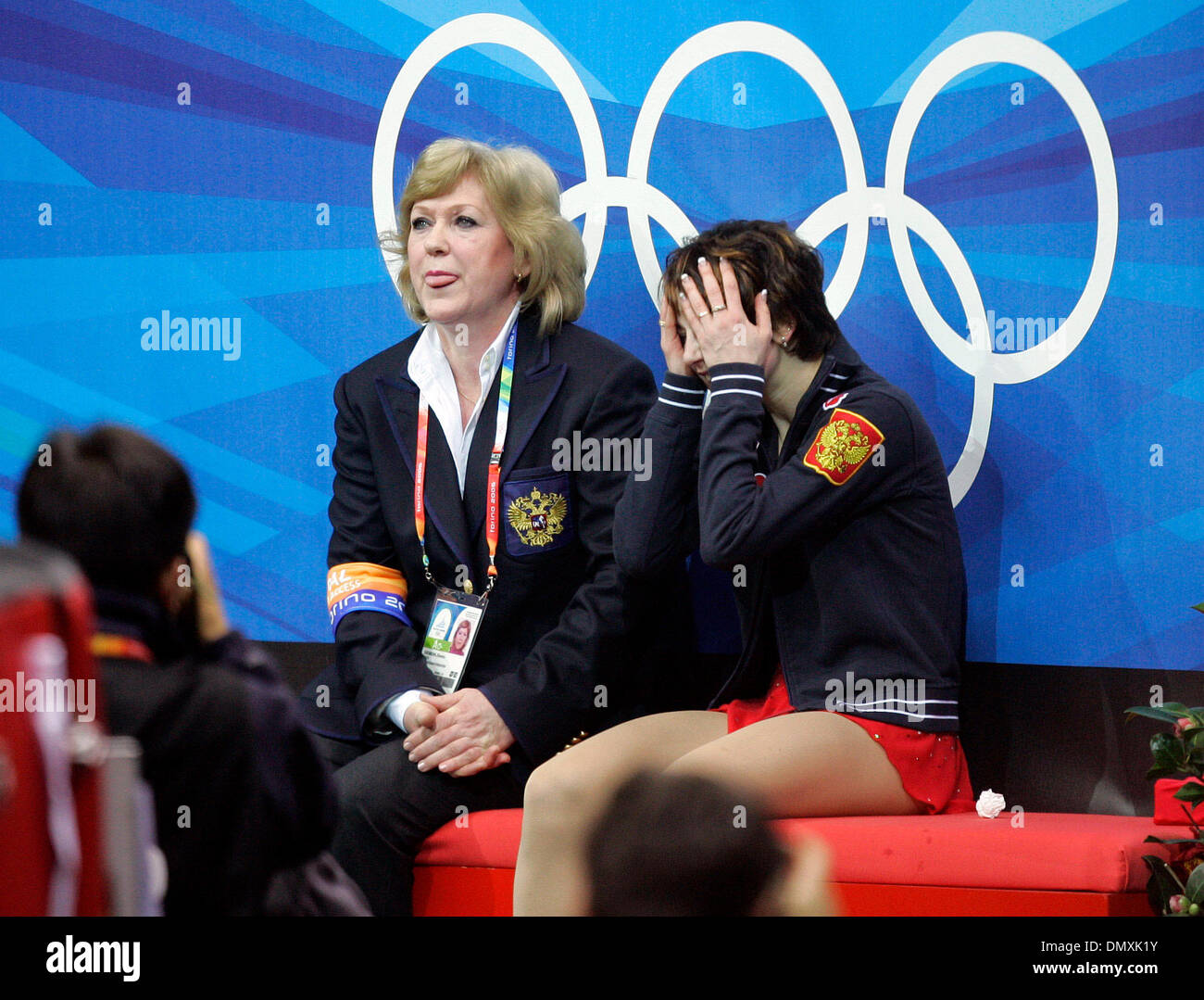 23 févr., 2006 ; Turin, Italie ; Irina Slutskaya réagit à son score. De Shizuka Arakawa Japon a remporté la médaille d'or, Sasha Cohen des États-Unis a gagné l'argent, et Irina Slutskaya de Russie a remporté le bronze en patinage artistique programme freestyle à Turin, Italie aux Jeux Olympiques d'hiver de 2006. Crédit obligatoire : Photo par K.C. Alfred/SDU-T/ZUMA Press. (©) Copyright 2006 by SDU-T Banque D'Images