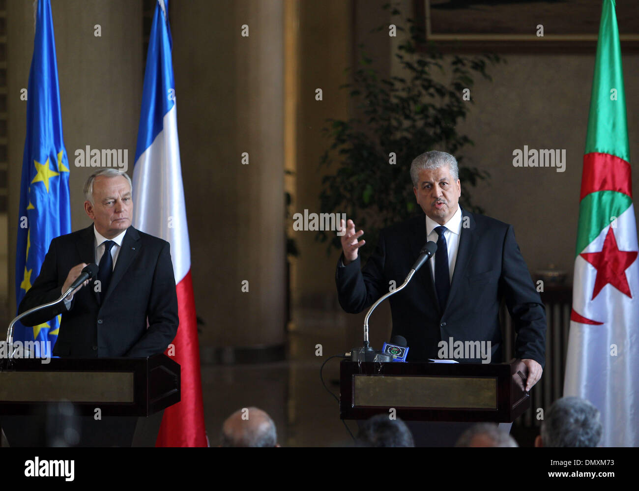 L'Algérie. 14Th Dec 2013. L'Algérie est le premier ministre Abdelmalek Sellal (r) de parler en conférence de presse avec son Premier ministre français Jean-Marc Ayrault Palais du gouvernement à Alger le 16 décembre 2013. Credit : Zakaria Fares/NurPhoto ZUMAPRESS.com/Alamy/Live News Banque D'Images