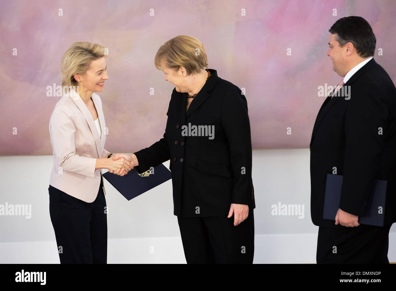 Berlin, Allemagne. 25Th Dec 2013. Les nouveaux ministres sont nommés par le Président Joaquim allemand Gauck de côté la nouvelle chancelière allemande, Mme Merkel a Bellevue à Berlin. / Photo : Ursula von der Leyen (CDU), Ministre de la Défense, la chancelière Angela Merkel (CDU), chancelier, et Sigmar Gabriel (SPD), Ministre de l'économie et de l'énergie, à Berlin, le 17 décembre 2013.Photo : Reynaldo Paganelli/NurPhoto Crédit : Reynaldo Paganelli/NurPhoto ZUMAPRESS.com/Alamy/Live News Banque D'Images