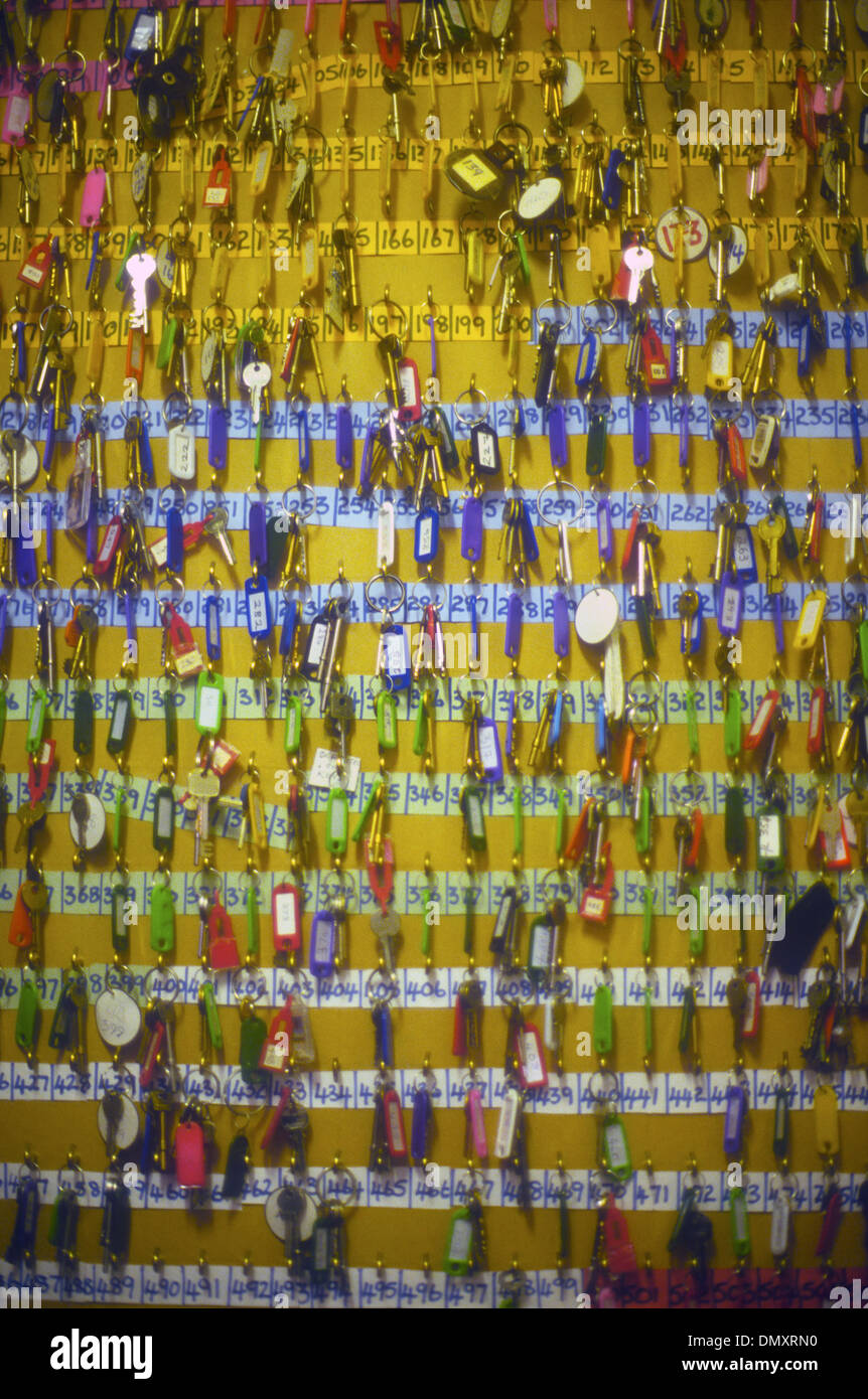 Jeux de clés accroché sur un rack dans un centre d'urgence careline pour faciliter l'accès des résidents en foyers, Lambeth, London, UK. Banque D'Images