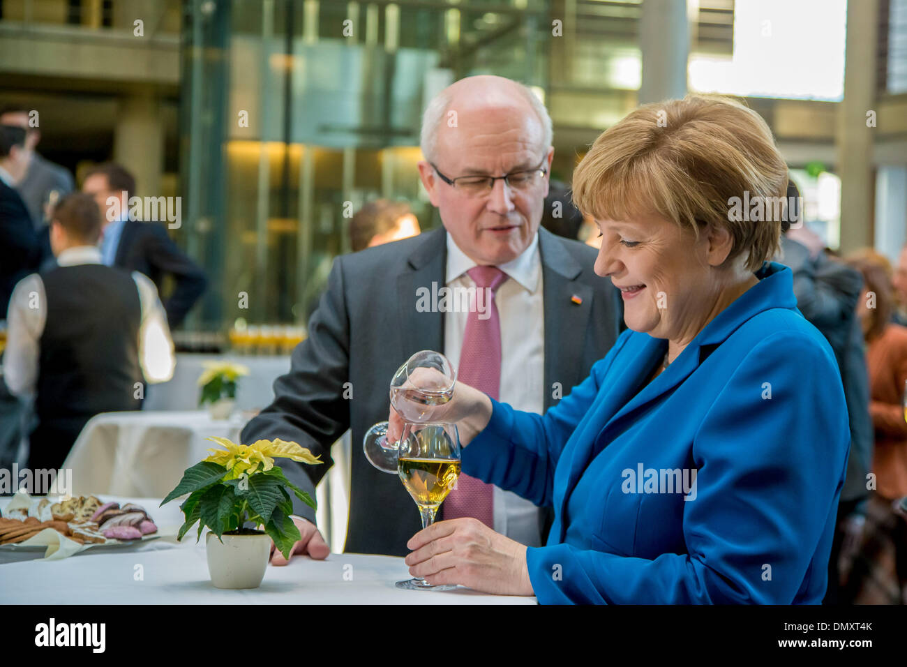 16 déc., 2013 - Merkel, CDU, CSU Horst Seehofer, Président Président et Gabriel, président du SPD de signer l'accord de coalition à Paul LÃƒÂ être¶Haus à Berlin. / Photo : Angela Merkel, la chancelière allemande, et Volker Kauder (CDU), président du groupe parlementaire de la CDU, à Berlin, le 17 décembre 2013.Photo : Reynaldo Paganelli/NurPhoto (crédit Image : © Reynaldo Paganelli/NurPhoto/ZUMAPRESS.com) Banque D'Images