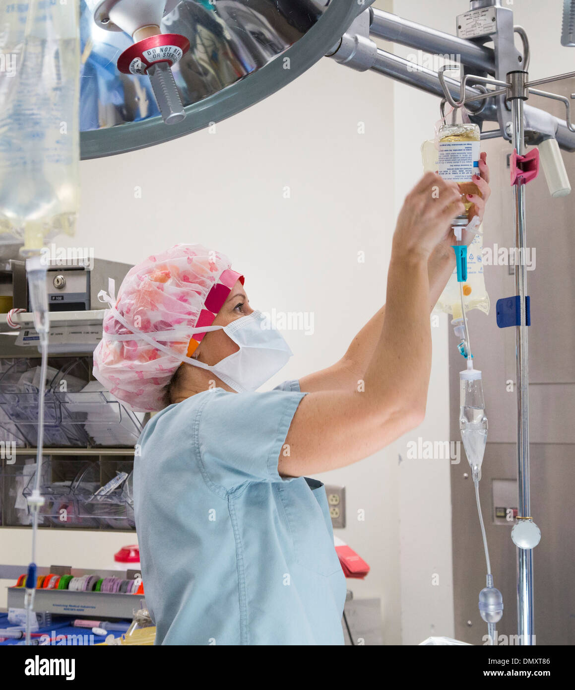 Une infirmière anesthésiste certifié au travail que les chirurgiens effectuer une hystérectomie sur une femme avec le cancer de l'endomètre. Banque D'Images