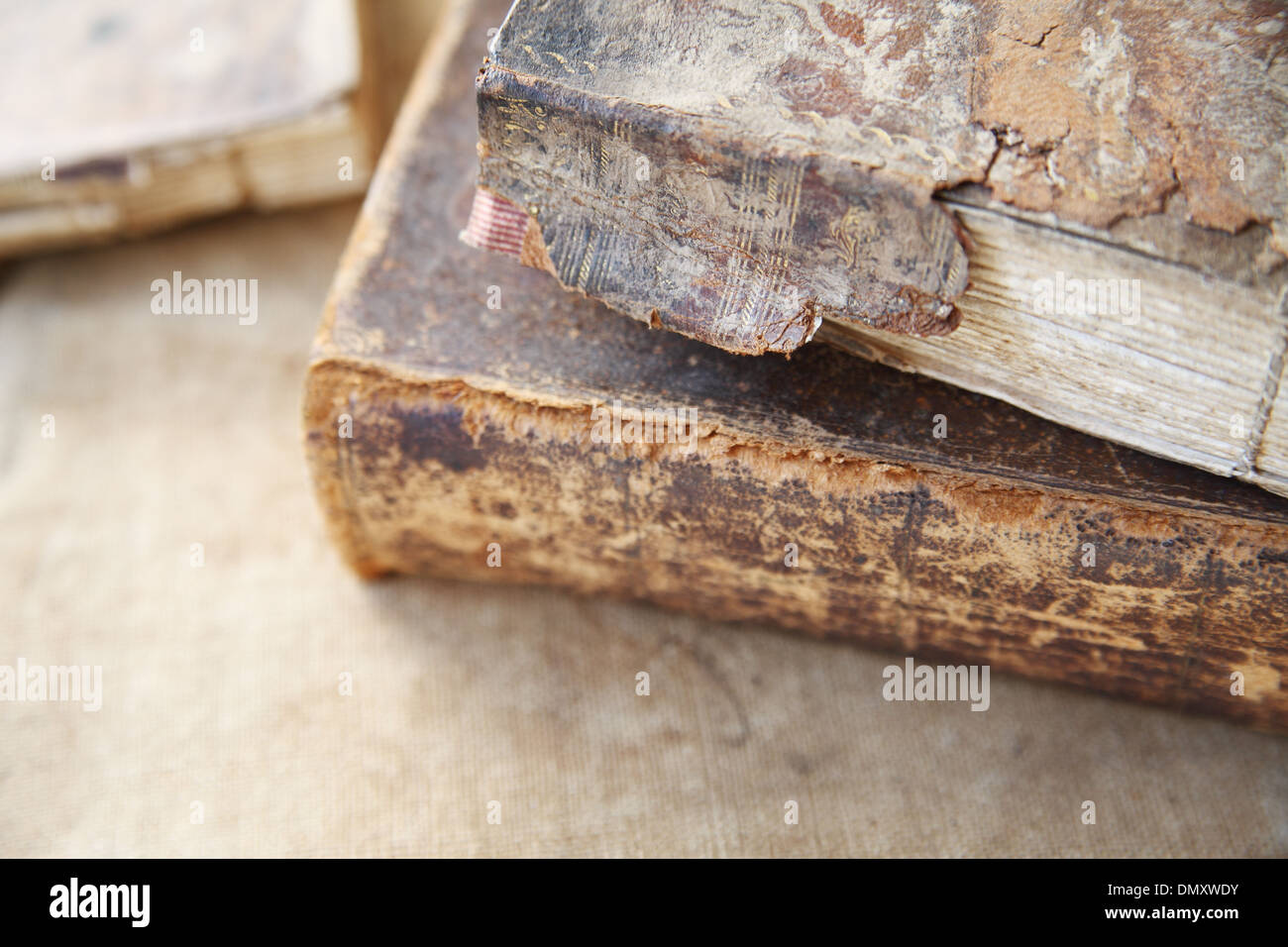 Vintage Books avec de lourds dégâts sur les épines et couvre Banque D'Images