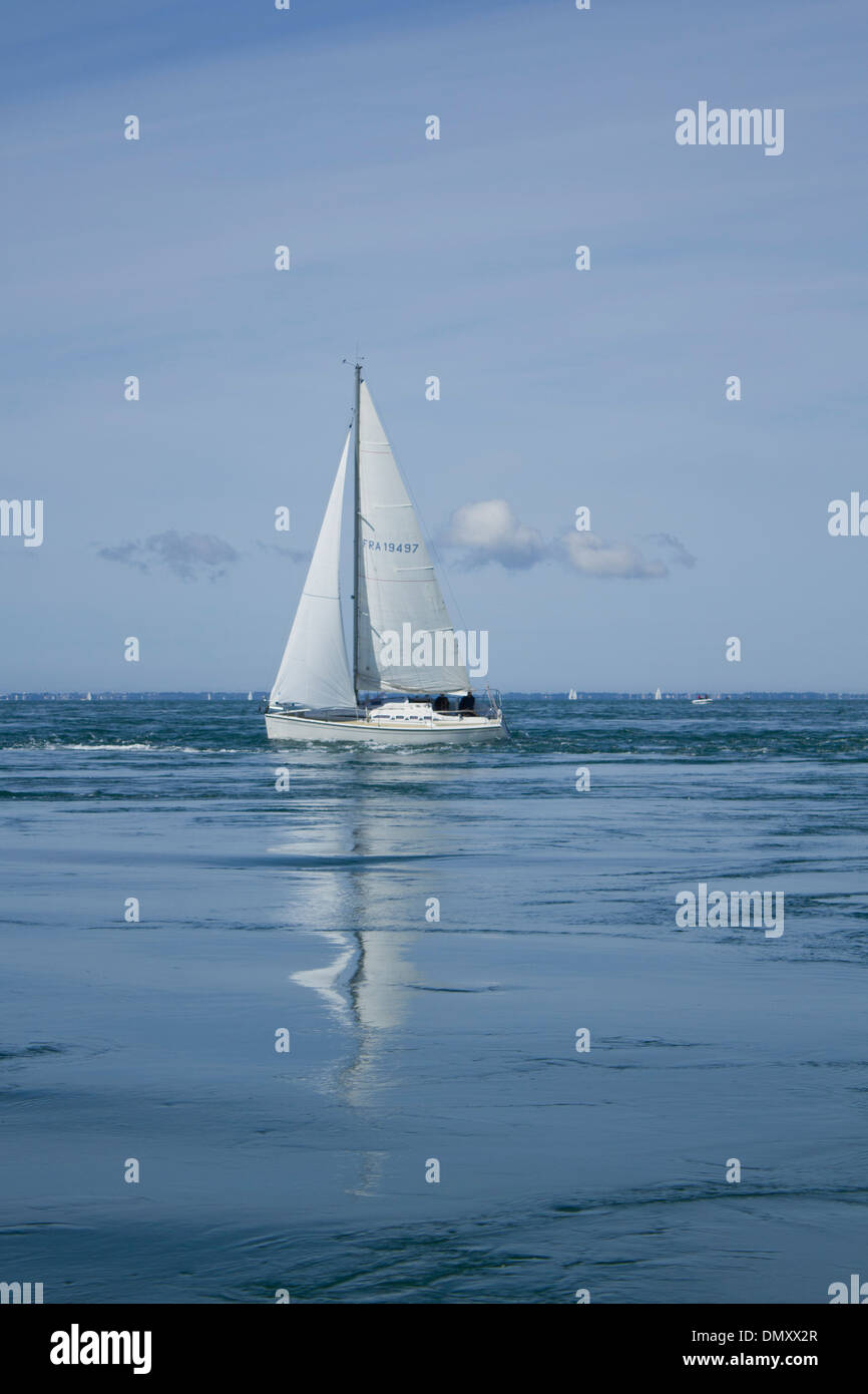 Voilier au milieu de l'océan Atlantique dans le Port du Crouesty, dans le Morbihan, France Banque D'Images