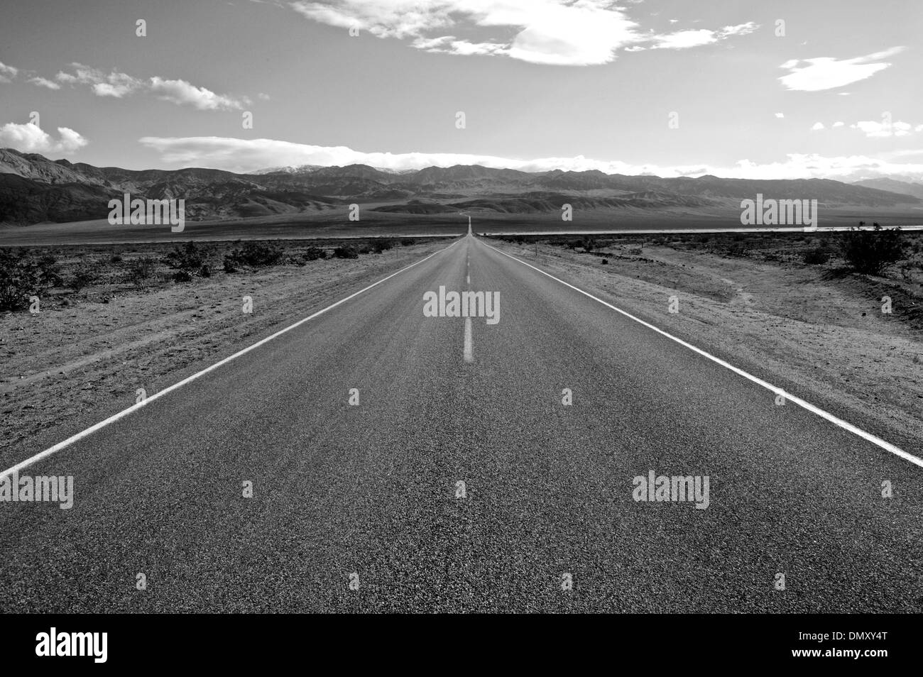 L'autoroute 50 - plus solitaire Road en Amérique Banque D'Images