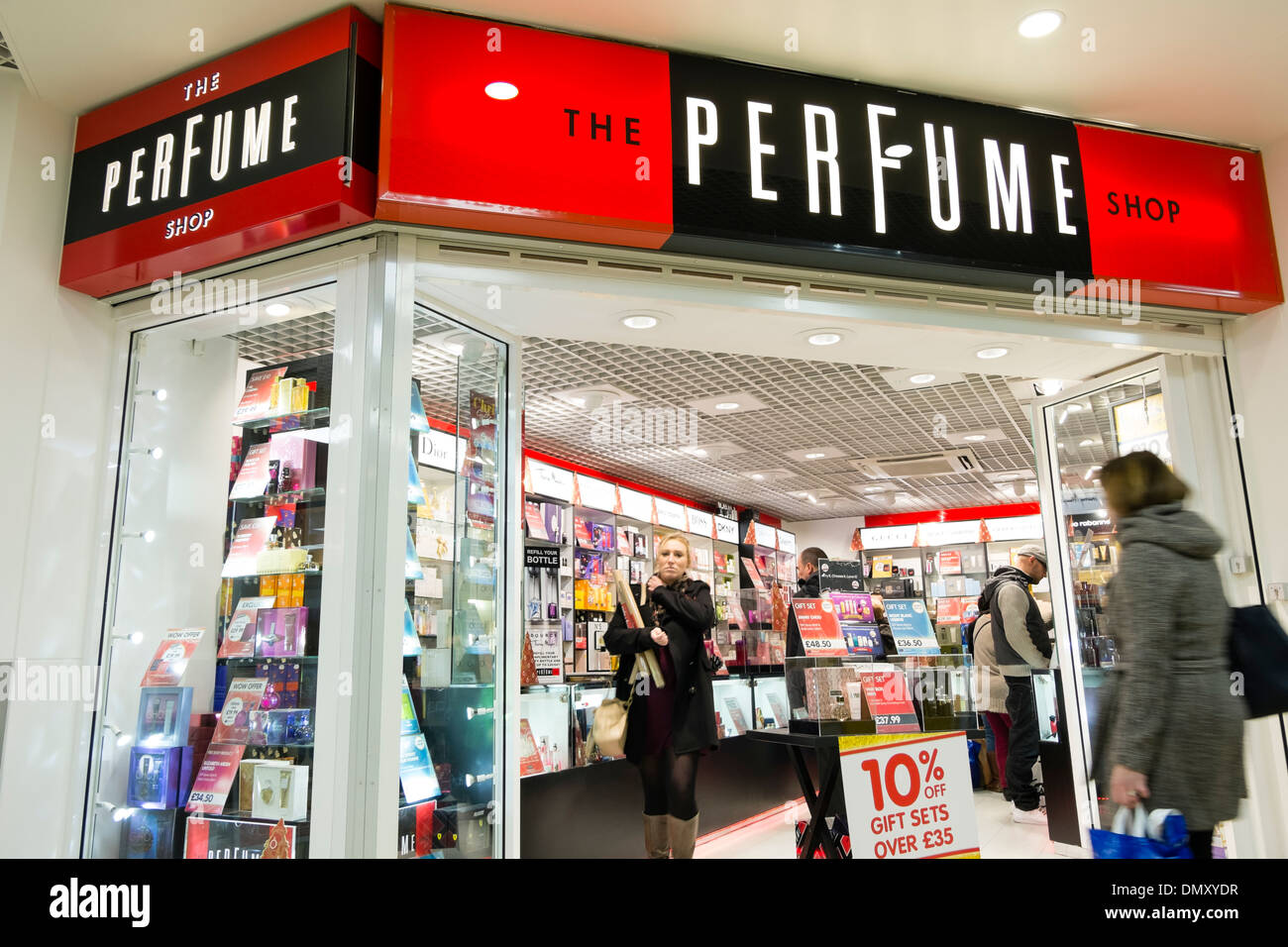 Le Parfum shop à Bristol, Royaume-Uni. Les gens achats de Noël à un magasin de parfum. Banque D'Images