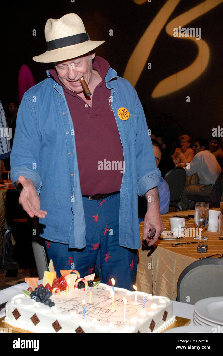Jun 08 06 Atlantic City Nj Usa Boxe Legendaire Journaliste Bert Randolph Sugar Est Presente Avec Un Gateau D Anniversaire Au Cours De La Derniere Conference De Presse Pour Le Bernard Jun 08 06 Atlantic City Nj Usa Boxe Legendaire Journaliste Bert Randolph Sugar Est Presente Avec Un Gateau D Anniversaire Au Cours De La Derniere Conference De Presse Pour Le Bernard