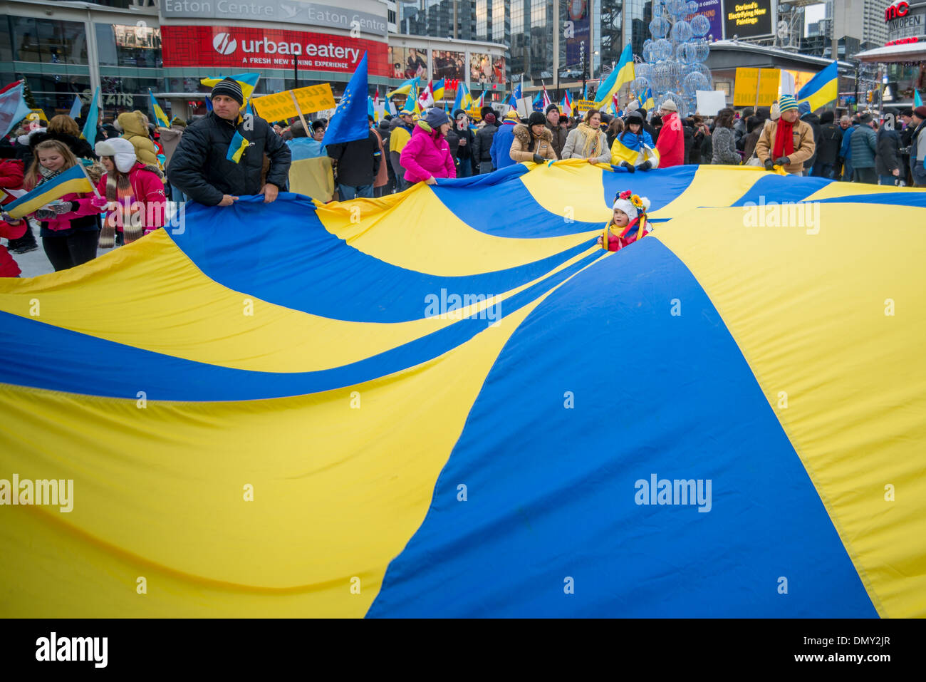 TORONTO - Le 15 décembre : des centaines se rassemblent pour protester contre l'Ukraine le 15 décembre 2013 à - Yonge Dundas Square à Toronto, au Canada. Banque D'Images