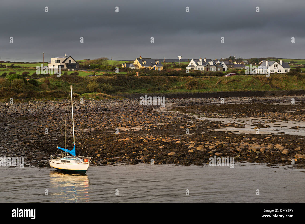 Boat on beach, Liscannor, côte ouest du comté de Clare, Irlande Banque D'Images