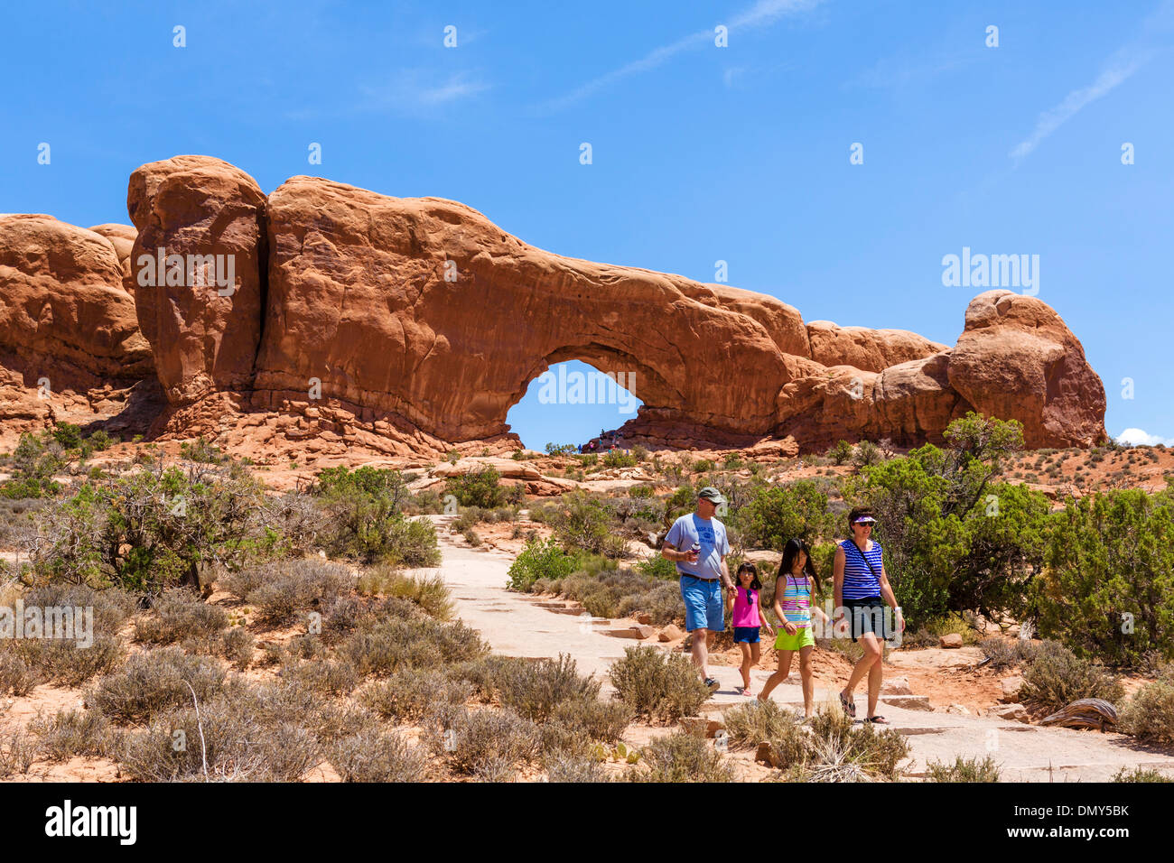 Les touristes du Nord au passage de la fenêtre, la section Windows, Arches National Park, Utah, USA Banque D'Images