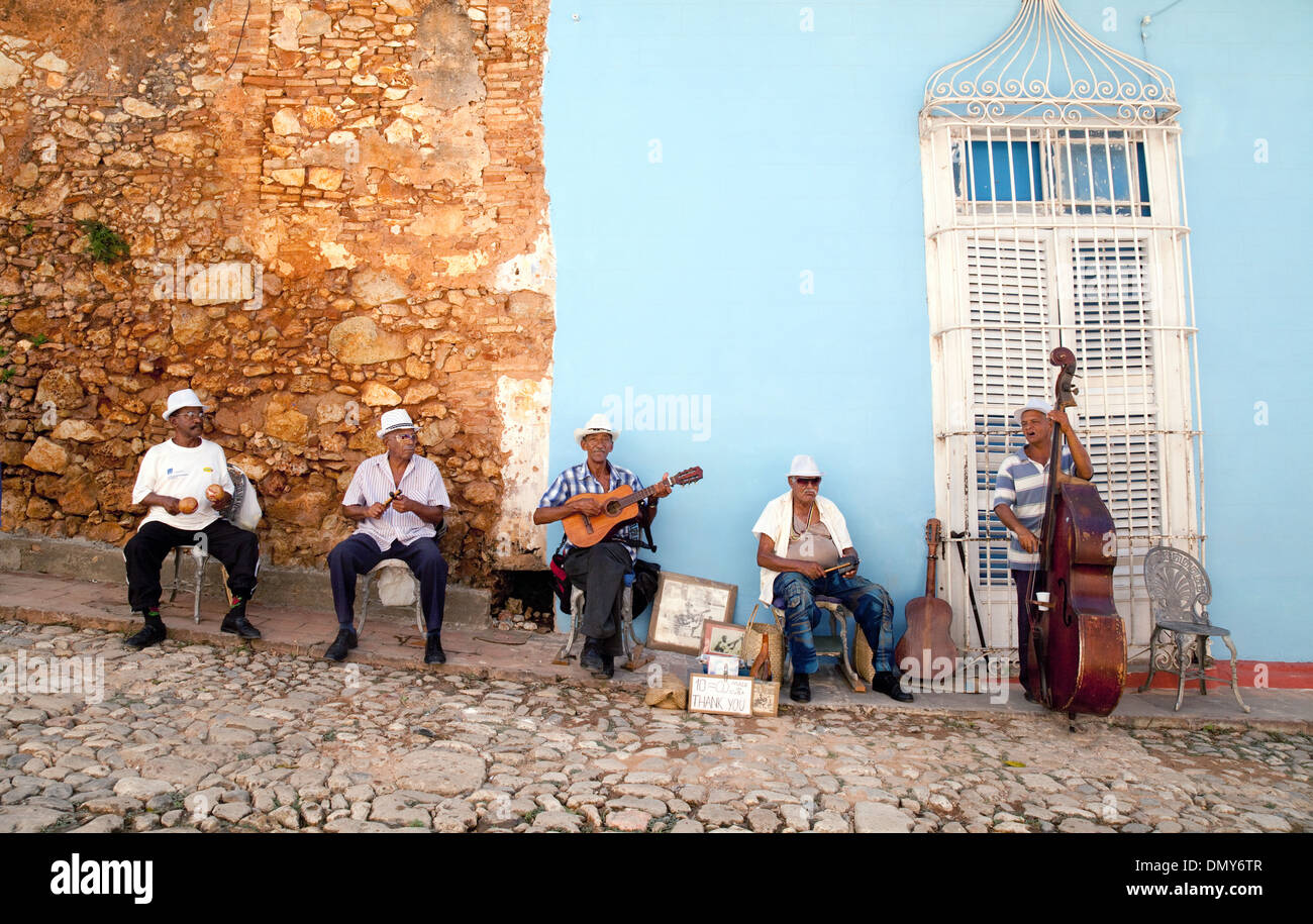 Musiciens de rue Cuba; groupe cubain jouant de la musique dans la rue, Trinidad Cuba, Amérique latine des Caraïbes; - exemple du style de vie de cuba Banque D'Images