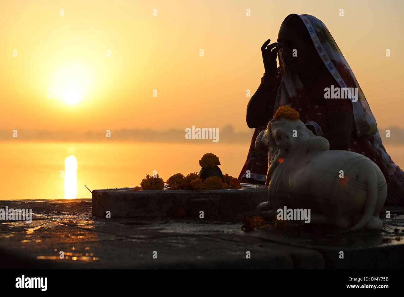 Pilgrim adorant le soleil à la rivière Narmada Maheshwar Madhya Pradesh Inde Banque D'Images