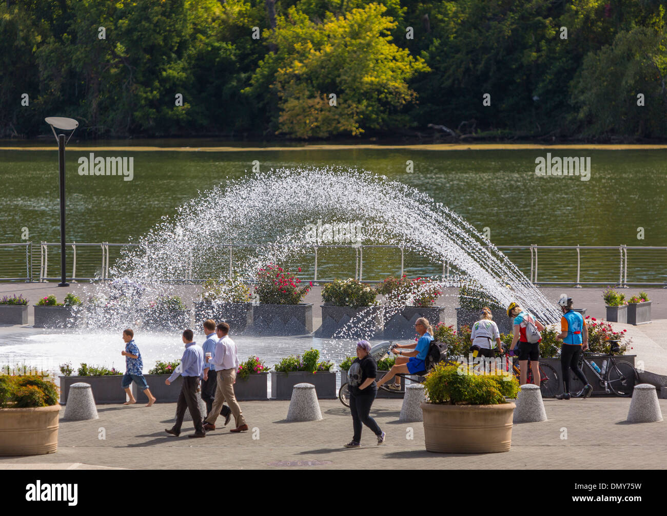 WASHINGTON, DC, États-Unis - Georgetown Waterfront Park, fontaine et de la Rivière Potomac. Banque D'Images