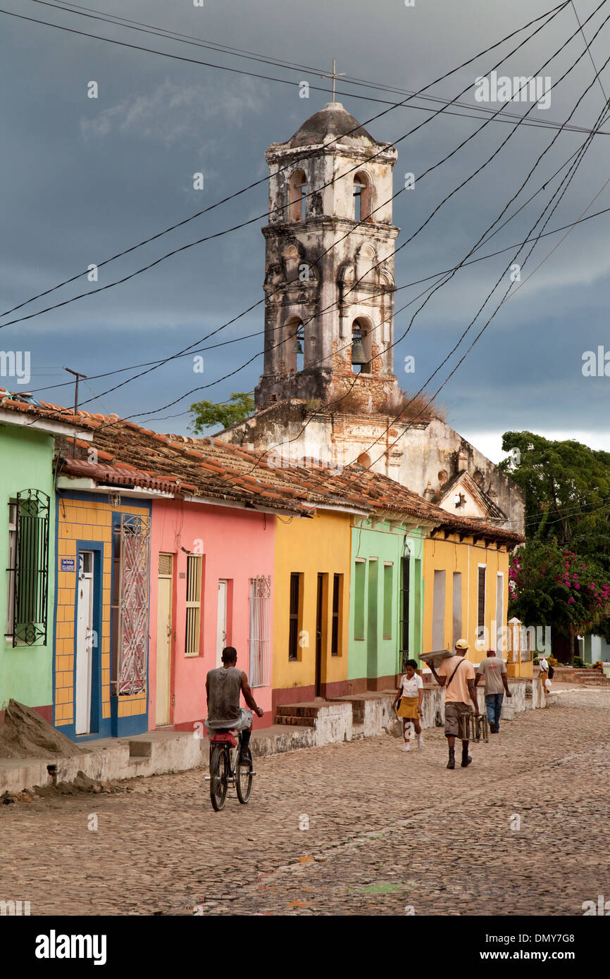 Maisons colorées et des personnes dans une scène de rue, Trinidad, Cuba, Caraïbes, Amérique Latine Banque D'Images