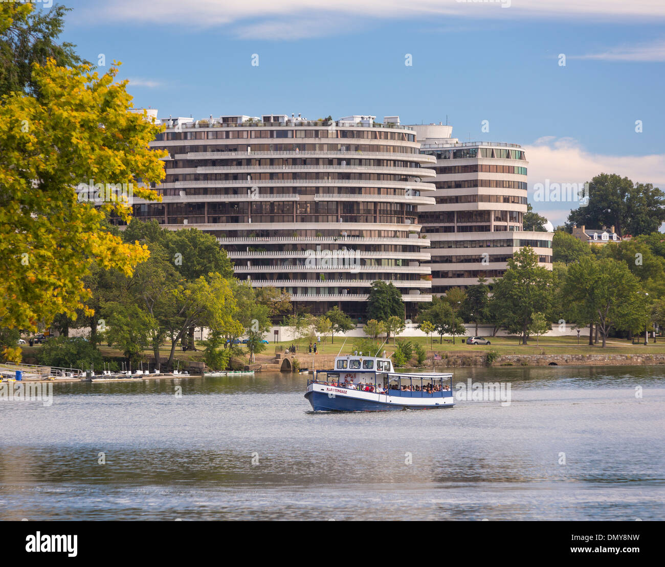 WASHINGTON, DC, USA - Harbour bateau de croisière sur la rivière Potomac Nightingale à Watergate à l'arrière. Banque D'Images