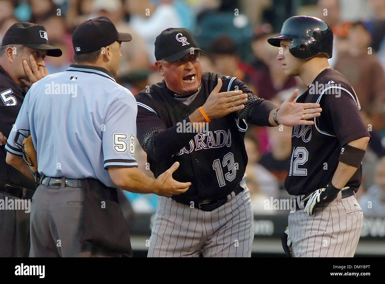 Aug 05, 2006 ; San Francisco, CA, USA, Colorado Rockies manager Clint Hurdle, # 13, soutient avec accueil arbitre Dan Iassogna sur une ingérence du frappeur-out sur les Rocheuses' Clint Barnes, no 12, dans la 6e manche de leur match contre les Giants de San Francisco le samedi 5 août 2006 à AT&T Park à San Francisco, Californie obstacle serait éjecté de la partie. Crédit obligatoire : Banque D'Images